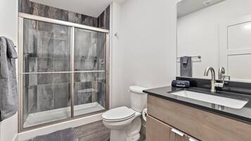 Basic Apartment | Bathroom | Combined shower/tub, hair dryer, towels, soap