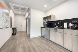 Business Apartment | Private kitchen | Full-size fridge, microwave, dishwasher, cookware/dishes/utensils