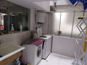 Een douche, een haardroger, handdoeken, zeep