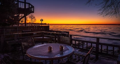 Waterfront 2-bedroom Cabin in Celina with WiFi, AC & Seasonal Fishing Pier