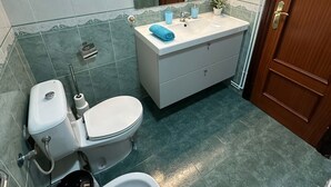 A bathroom with a toilet, bidet, and sink. - Rooms Valencia (Barcelona)