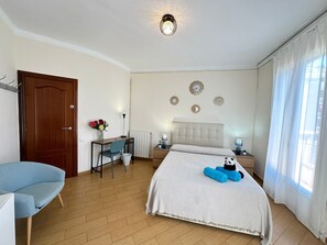 Habitación estándar doble, baño compartido | Tabla de planchar con plancha y wifi gratis