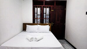 2 bedrooms, iron/ironing board, WiFi, bed sheets - Charming 2-bedroom upstairs apartment in beautiful Galle City (Galle)
