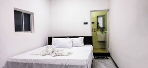 2 bedrooms, iron/ironing board, WiFi, bed sheets - Charming 2-bedroom upstairs apartment in beautiful Galle City (Galle)