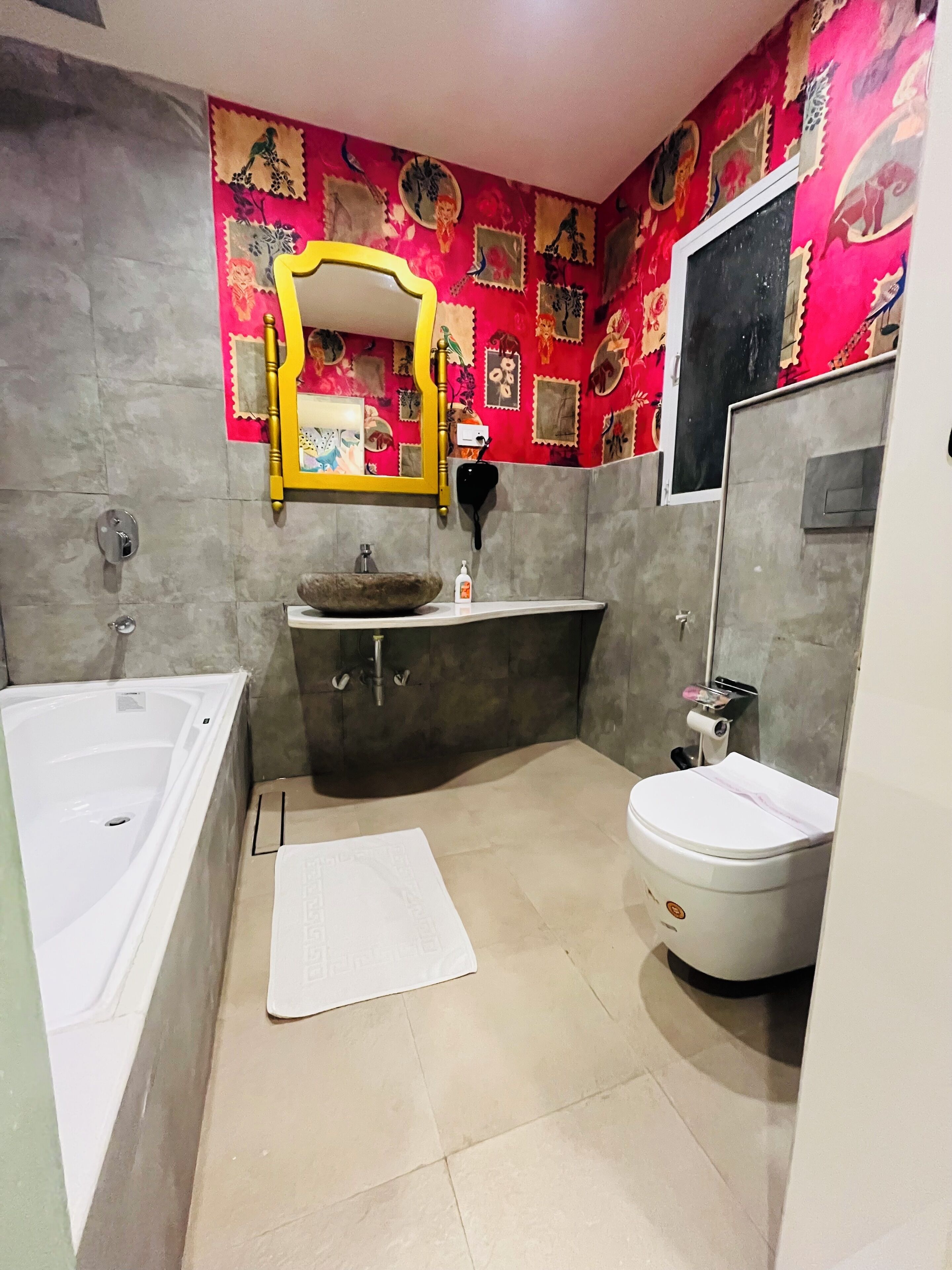 Une salle de bain avec une baignoire, un lavabo et des toilettes.