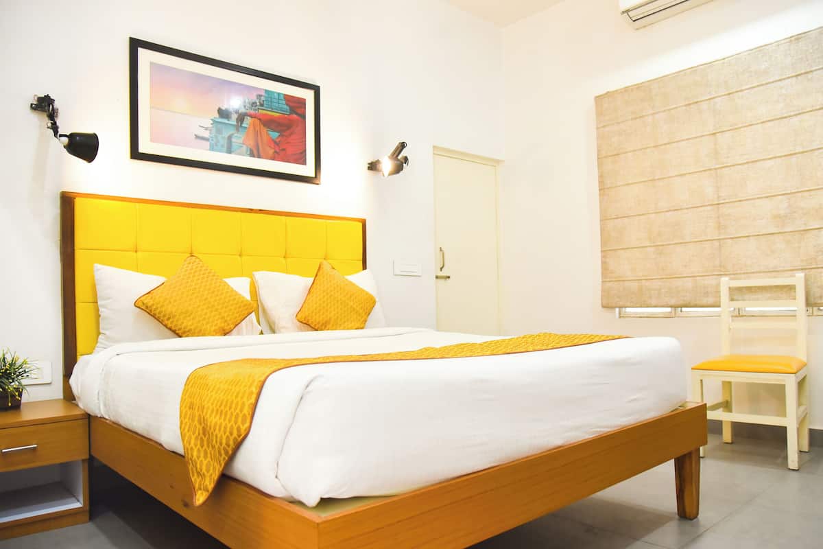 Premium bedding, memory-foam beds, in-room safe, laptop workspace