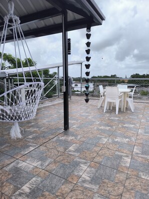 Outdoor dining - Charming 2-bedroom apartment in Villa La Mata with WiFi, AC (Villa La Mata)