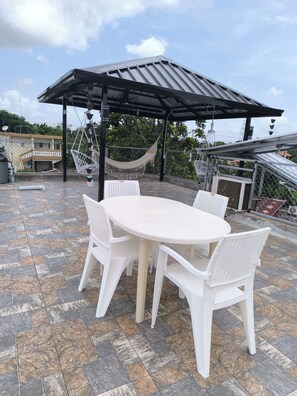 Outdoor dining - Charming 2-bedroom apartment in Villa La Mata with WiFi, AC (Villa La Mata)