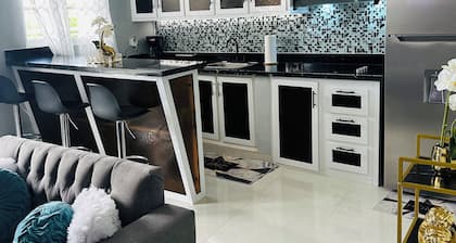 Charming 2-bedroom apartment in Villa La Mata with WiFi, AC