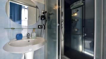 Chambre Triple Deluxe, vue cour intérieure | Salle de bain