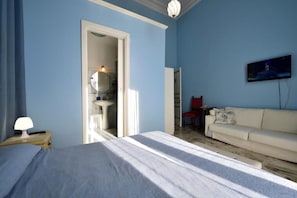 Habitación triple Deluxe, vista al patio | Insonorización, tabla de planchar con plancha y wifi gratis 