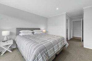 6 habitaciones, tabla de planchar con plancha, wifi y ropa de cama 