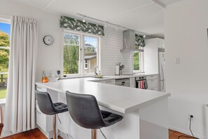 Een koelkast, een magnetron, een vaatwasser