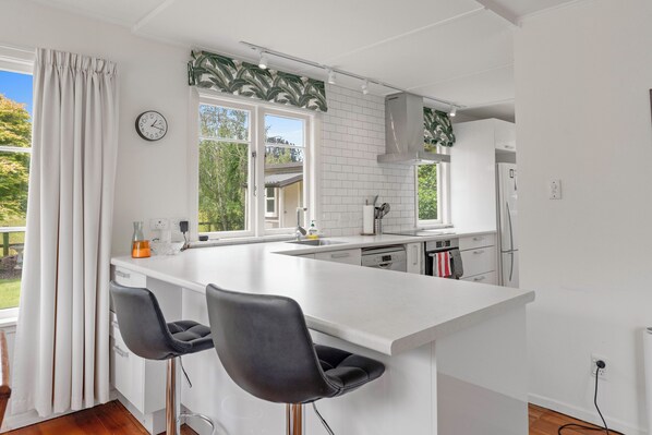 Fridge, microwave, dishwasher, coffee/tea maker - Tongariro Base Camp - Turangi Holiday Home (Turangi)