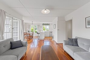 TV - Tongariro Base Camp - Turangi Holiday Home (Turangi)