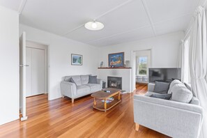 TV - Tongariro Base Camp - Turangi Holiday Home (Turangi)