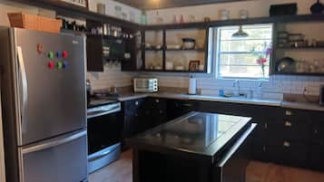 Geladeira, micro-ondas, fogão, cooktop