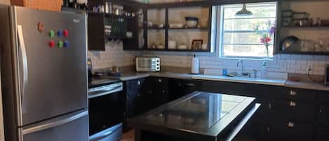 Geladeira, micro-ondas, fogão, cooktop