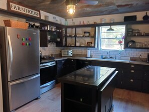 ثلاجة، ميكروويف، فرن، موقد طهي مسطح