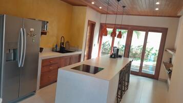 Mikrobølgeovn, ovn og kokeplater