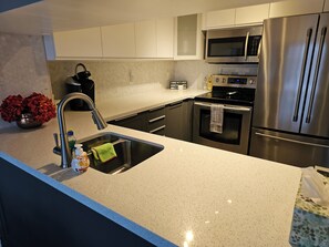 Fridge, microwave, oven, stovetop - Modern Home by Georgian Bay w/ hot tub. Pet friendly!! (Midland)