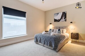 2 bedrooms, desk, iron/ironing board, WiFi