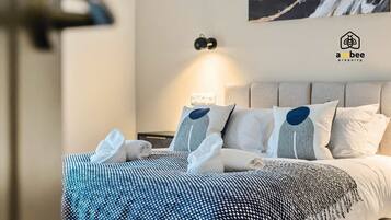 2 bedrooms, desk, iron/ironing board, WiFi