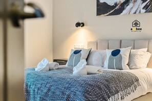 2 bedrooms, desk, iron/ironing board, WiFi