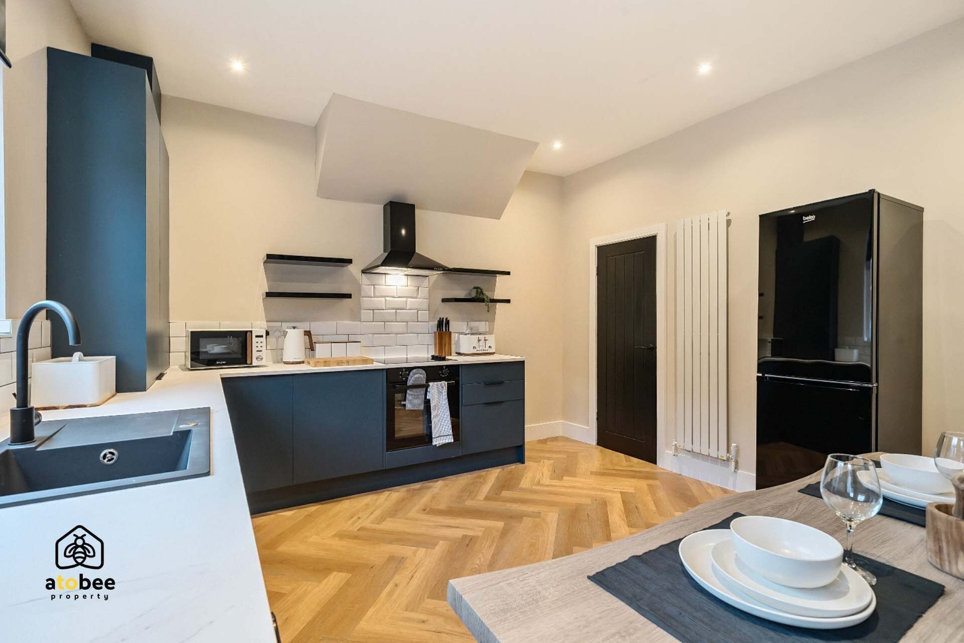 Frigorífico, microondas, horno y placa de cocina
