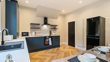 Frigorífico, microondas, horno y placa de cocina
