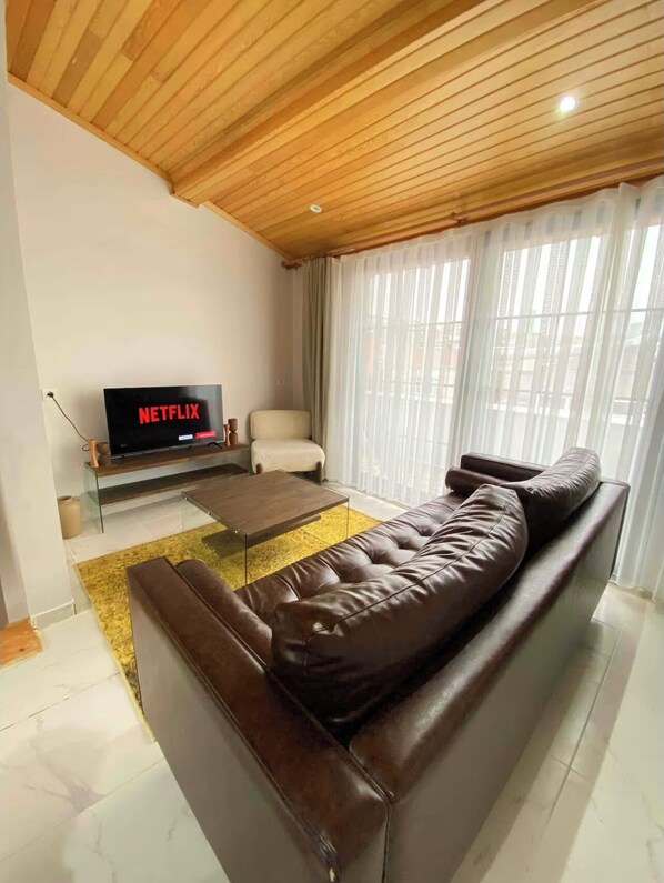 Deluxe Apartment, City View | Living area