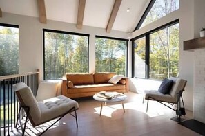 TV, fireplace - L'Ourson - In Eastman (Eastman)