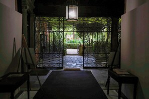 Interior - Monty Don's secret garden on the Grand Canal (Venezia)