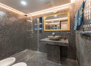 Basic Apartment | Bathroom