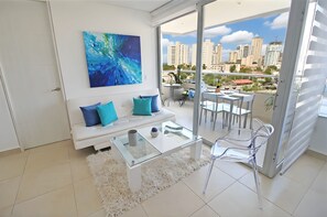 Eenvoudig appartement | Woonruimte | Flatscreentelevisie