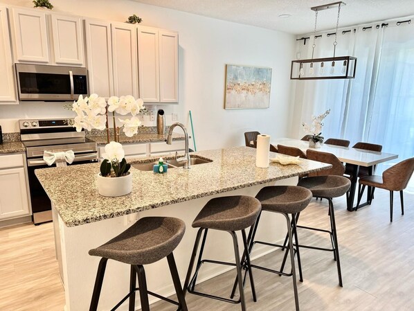 冷蔵庫、電子レンジ、オーブン、コンロ