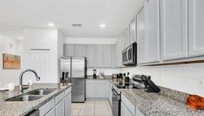 冷蔵庫、電子レンジ、オーブン、コンロ