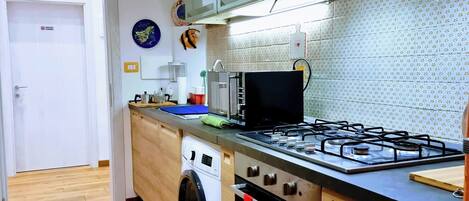 Een koelkast, een microgolfoven, een oven, een kookplaat