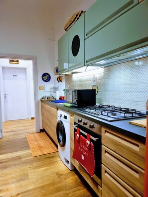 Frigorifero, microonde, forno, piano cottura