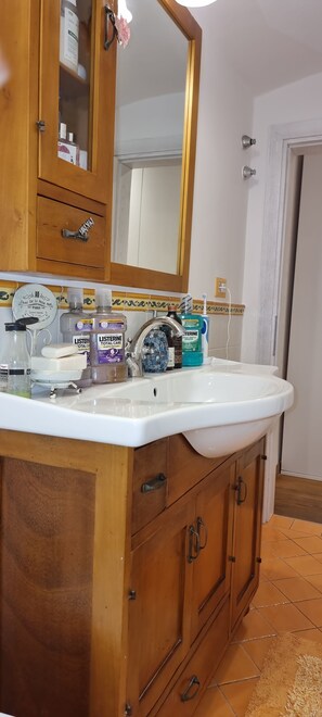 Een douche, een haardroger, een bidet, handdoeken