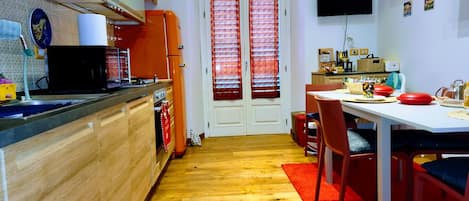 Jääkaappi, mikroaaltouuni, uuni, liesi