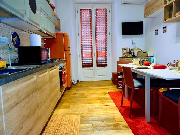 Frigorifero, microonde, forno, piano cottura