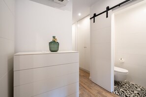 Dusj, hårføner og håndklær