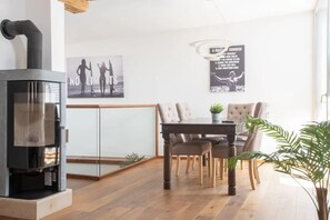 Dining - Urban Luxury Apartment in the Heart of Graz - Where History Meets Modern Comfort (Graz)