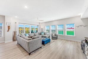 تلفزيون ذكي، مشغل دي في دي، كُتُب