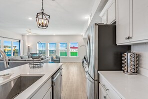 ثلاجة، ميكروويف، فرن، موقد طهي مسطح