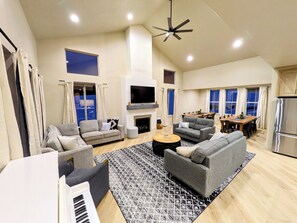 TV connectée, cheminée, livres, chaßne hi-fi