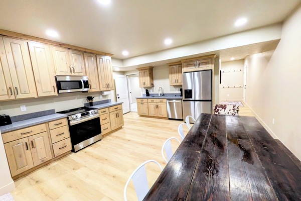 Kylskåp, mikrovågsugn, ugn och spishäll