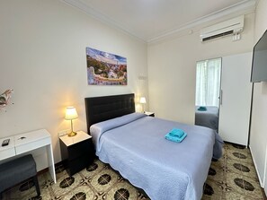 Desk, iron/ironing board, free WiFi, bed sheets - Rooms Diputacion (Barcelona)