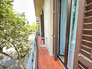 Habitación doble, baño compartido | Escritorio, tabla de planchar con plancha, wifi gratis y ropa de cama